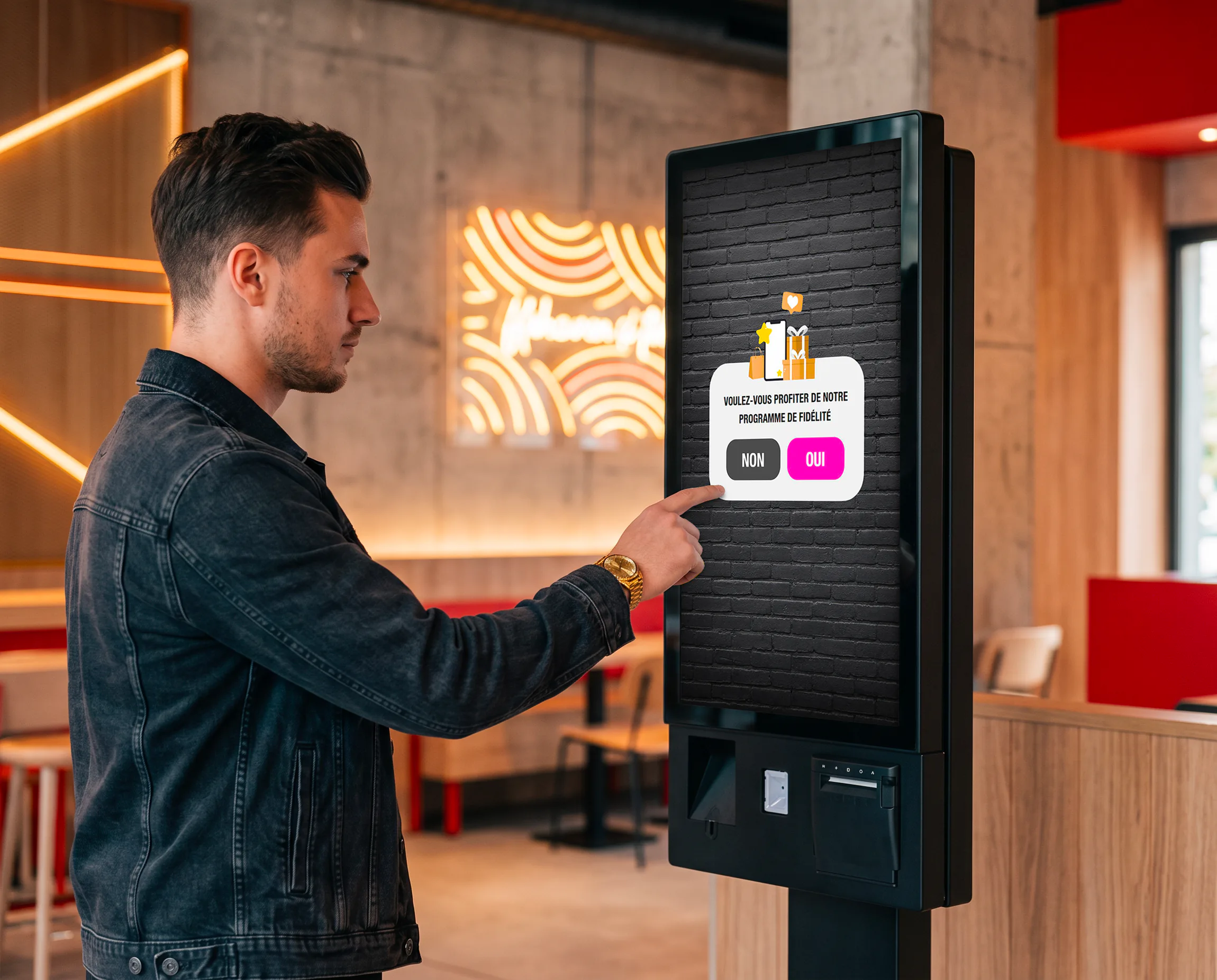 Tablette de fidélité sur une table, scan et points Hotimes Pizza